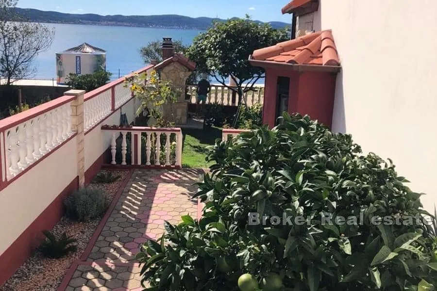 apartmanska kuća, prvi red do mora - slika 4