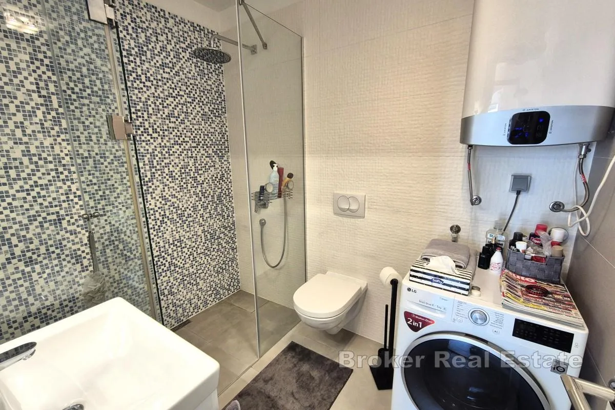 apartman s bazenom i pogledom na more - slika 9