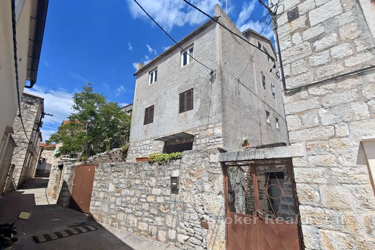 kuća u blizini mora za renovaciju - slika 2