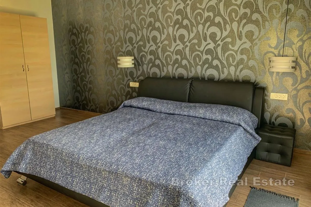 kuća s dva stana, bazenom i pogledom na more - slika 9