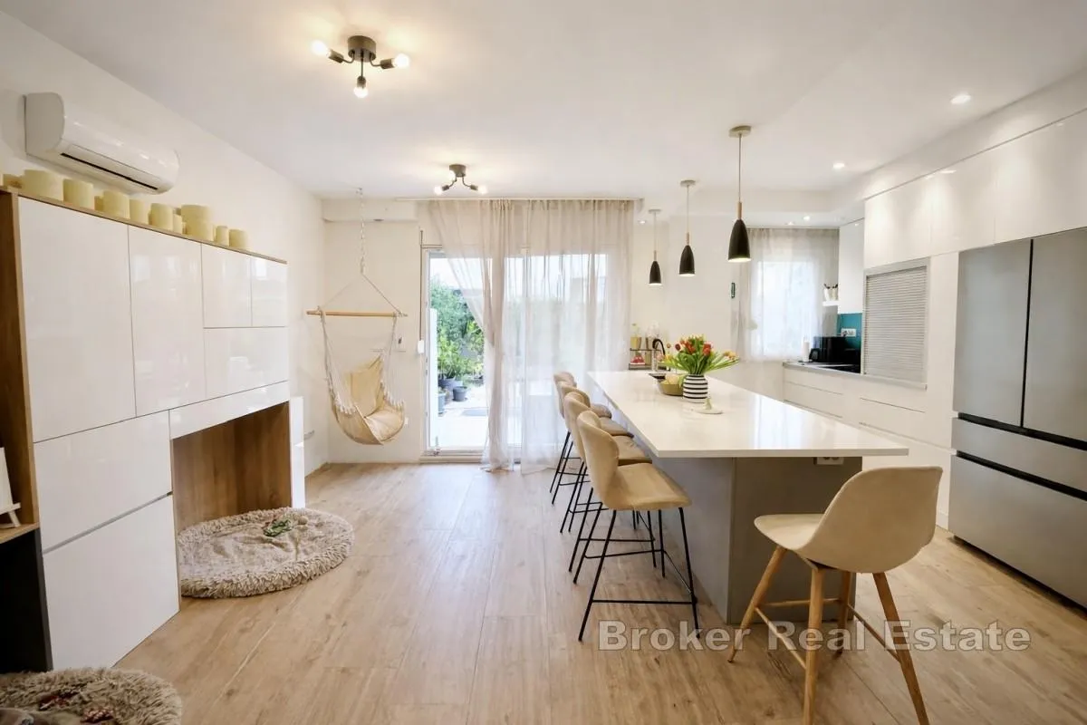 Moderan dvosoban stan s velikim privatnim vrtom - Solin, Split area