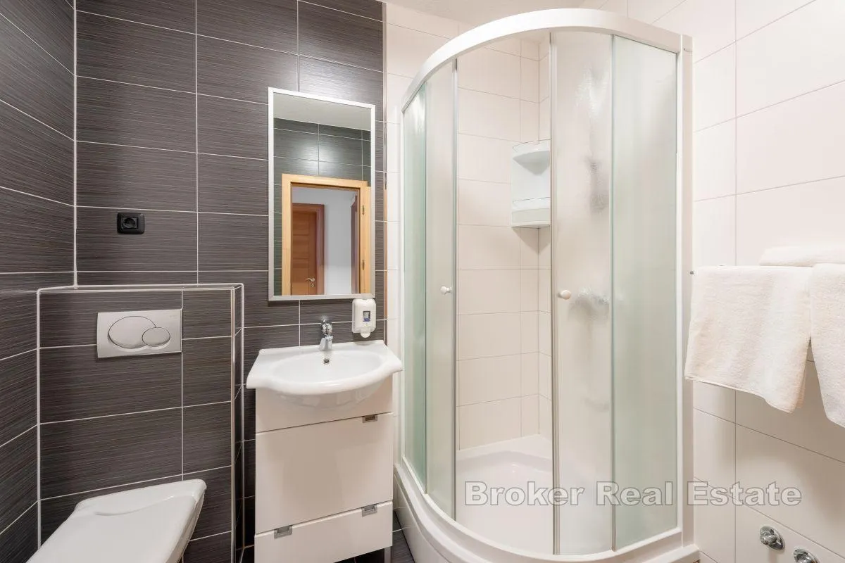apartmanska kuća prekrasnim pogledom i blizinom mora - slika 8