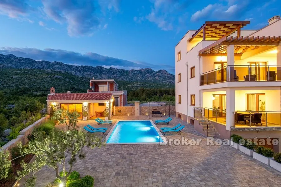 prekrasna vila s bazenom - slika 10