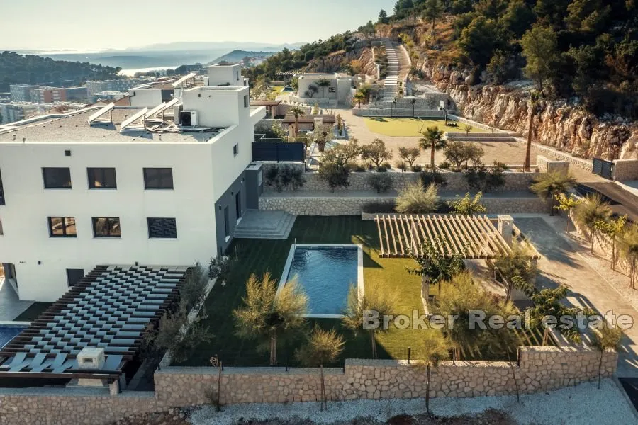 Ekskluzivan četverosoban stan s bazenom - Sibenik, Sibenik