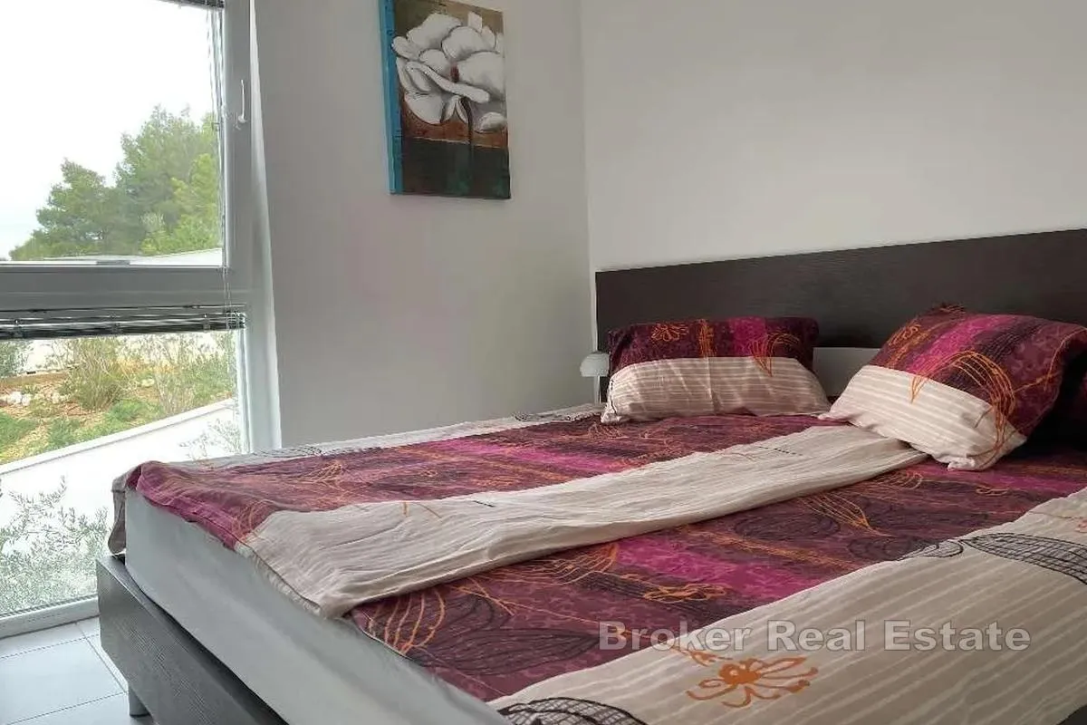 dva apartmana s pogledom na more, bazenom i parkingom - slika 10