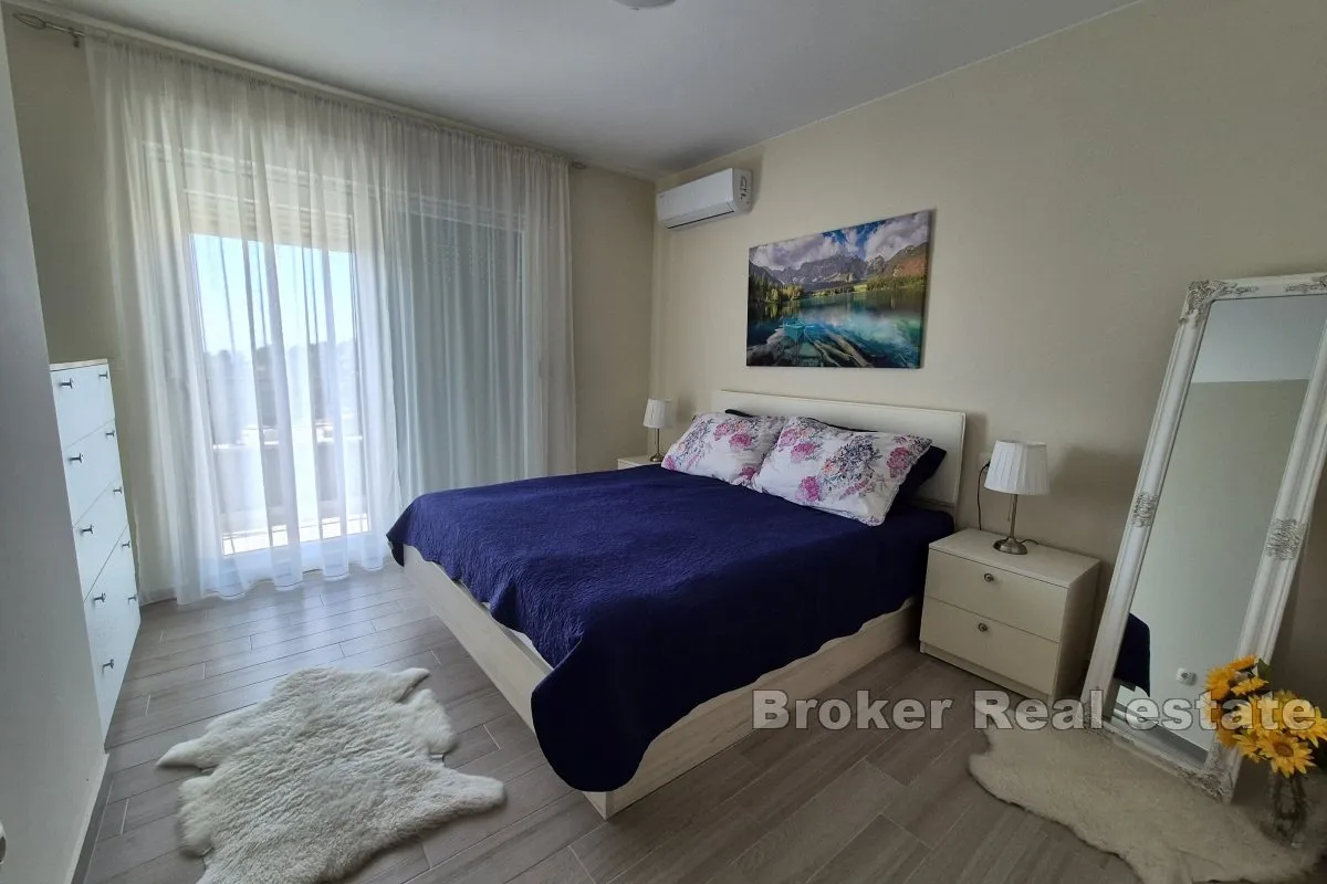moderna samostojeća kuća sa 4 apartmana - slika 8