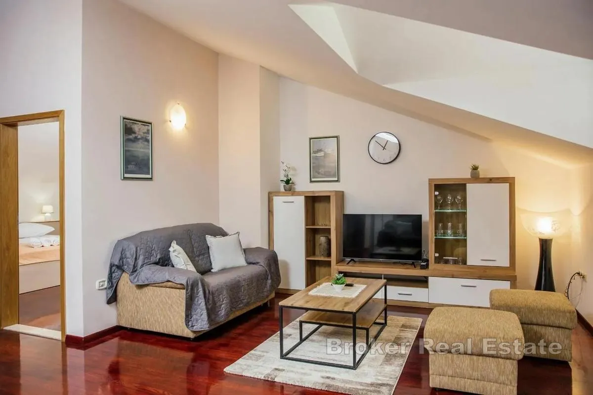 villa s apartmanima i predivnom okućnicom - slika 5