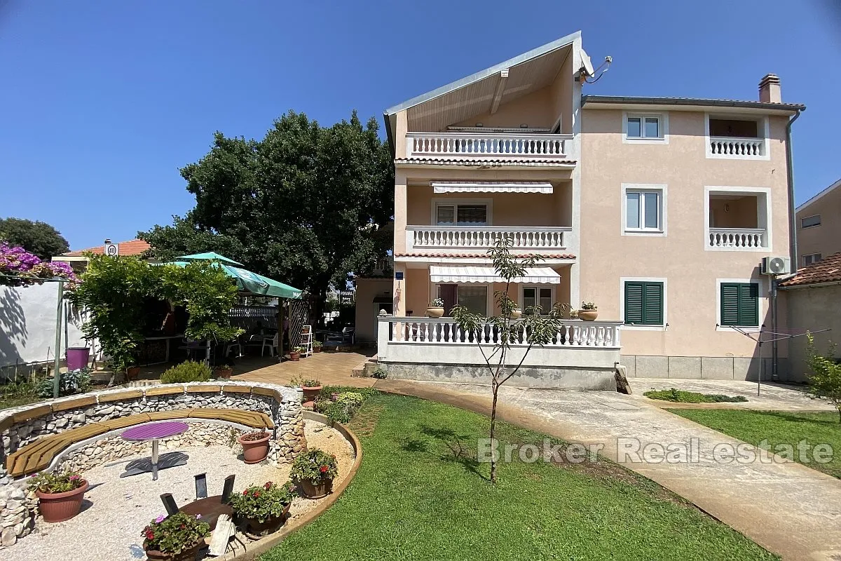 Apartmanska kuća s restoranom - Vodice