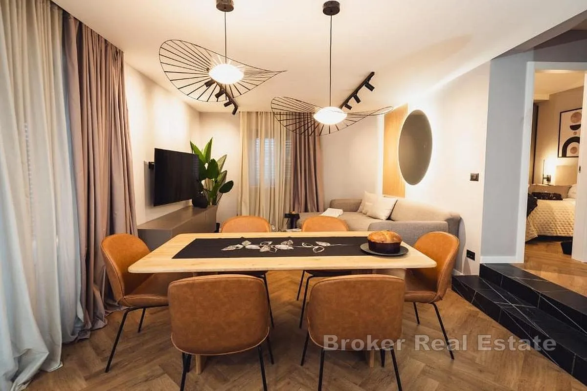 vila s dva apartmana i bazenom - slika 10