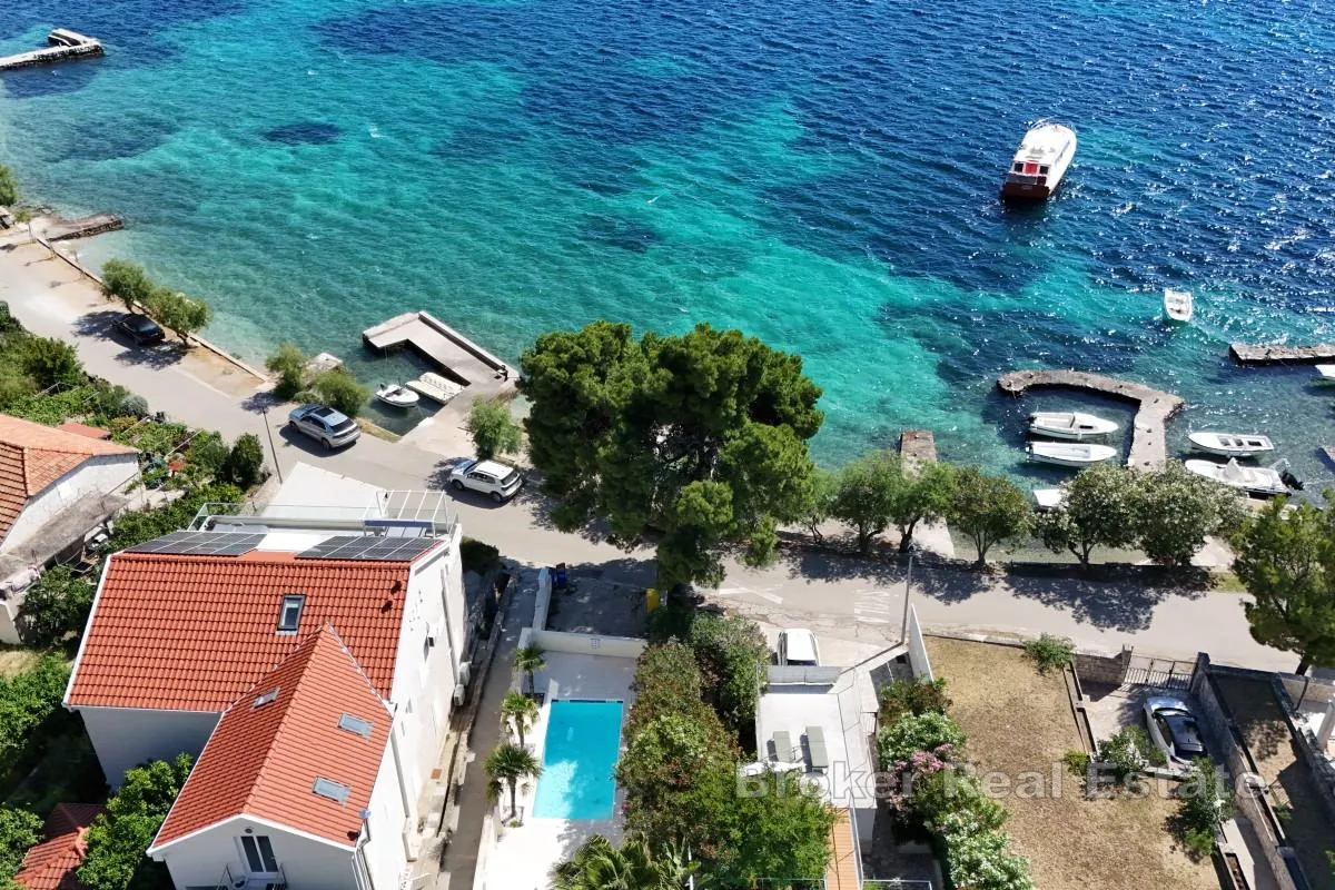 vila s bazenom u prvom redu do mora - slika 4