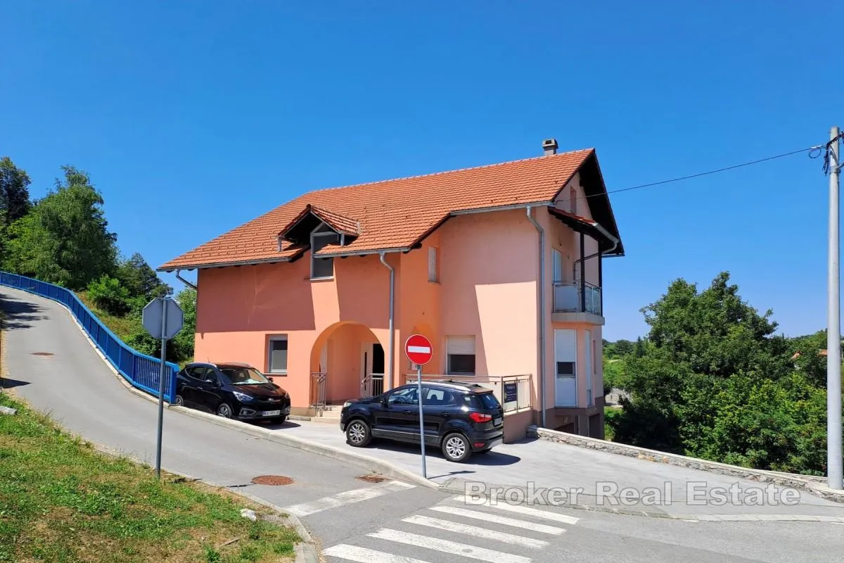 kuća na tri etaže - slika 1