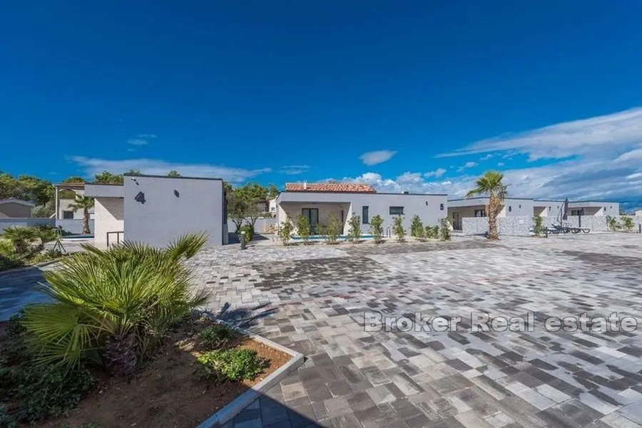 atraktivan resort s ukupno 9 vila s bazenom - slika 19