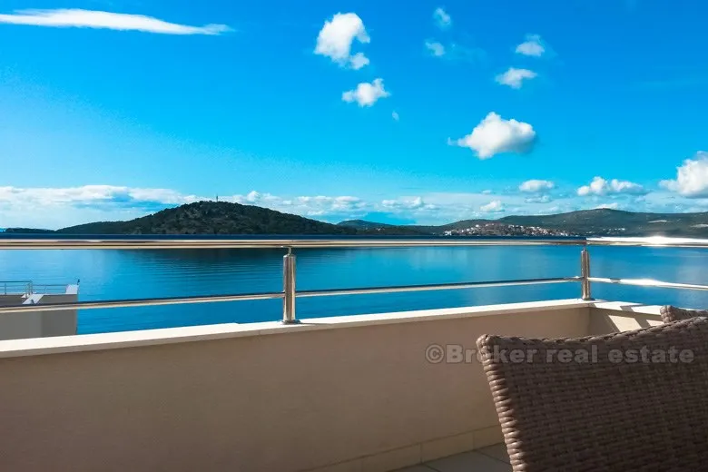 nekretnina se sastoji od dvije kuće koje dijele parkiralište i bazen. - slika 5