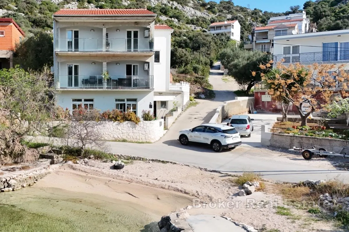 jedinstvena apartmanska kuća u prvom redu do mora - slika 7