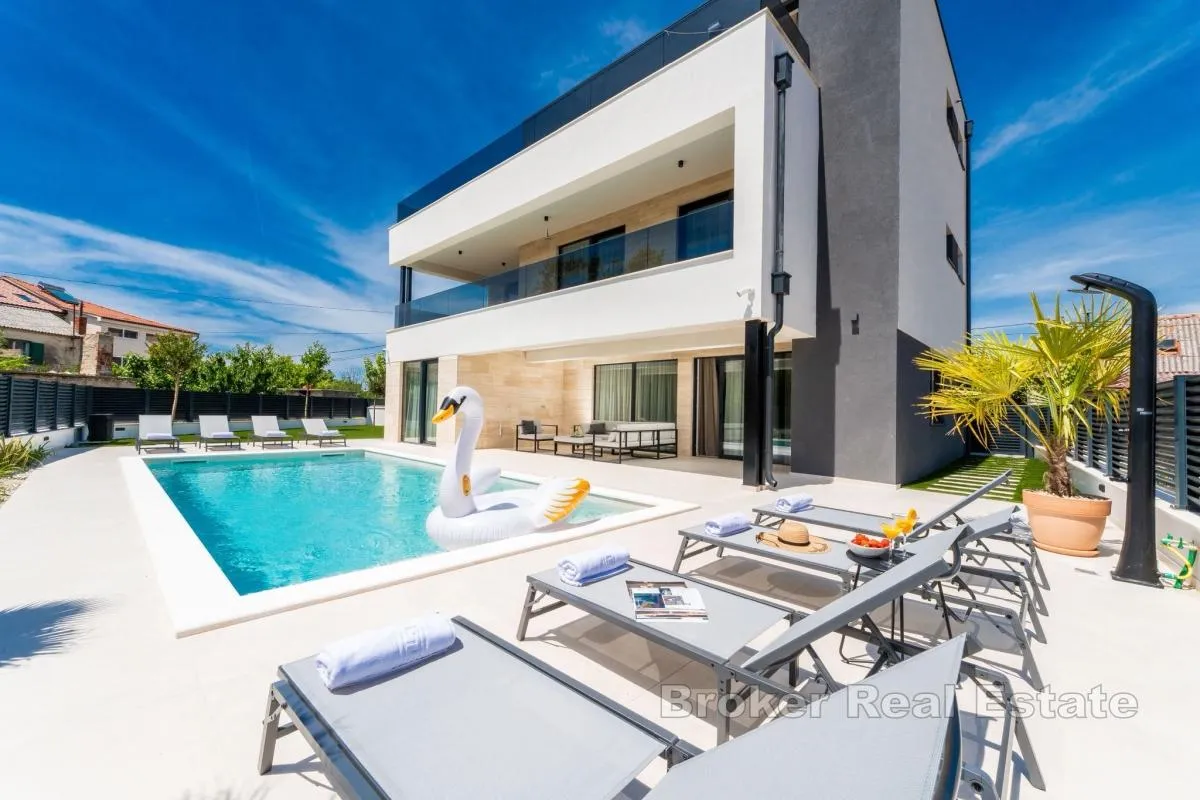 premium vila s bazenom i otvorenim pogledom na more - slika 2