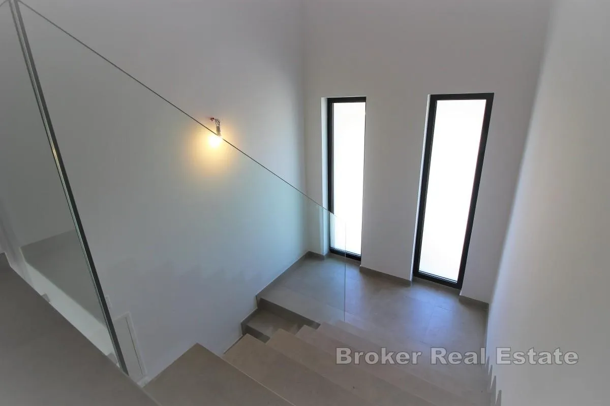 dvoetažni apartman s bazenom u blizini mora - slika 6