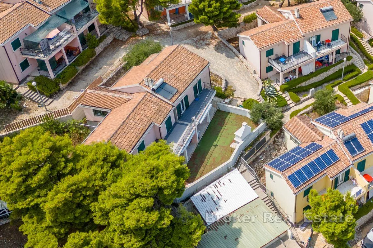 vila sa 4 apartmana i pogledom na more - slika 8
