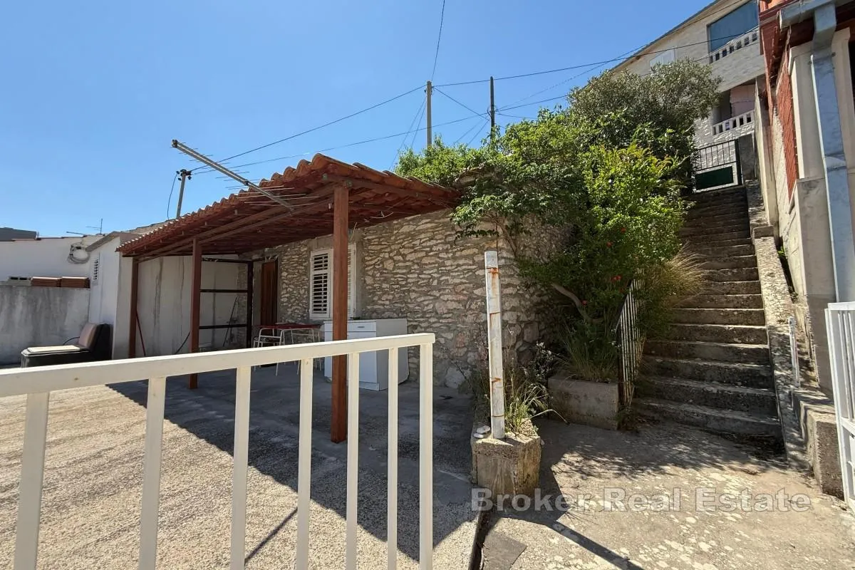 kuća za renovaciju na prostranom zemljištu - slika 2