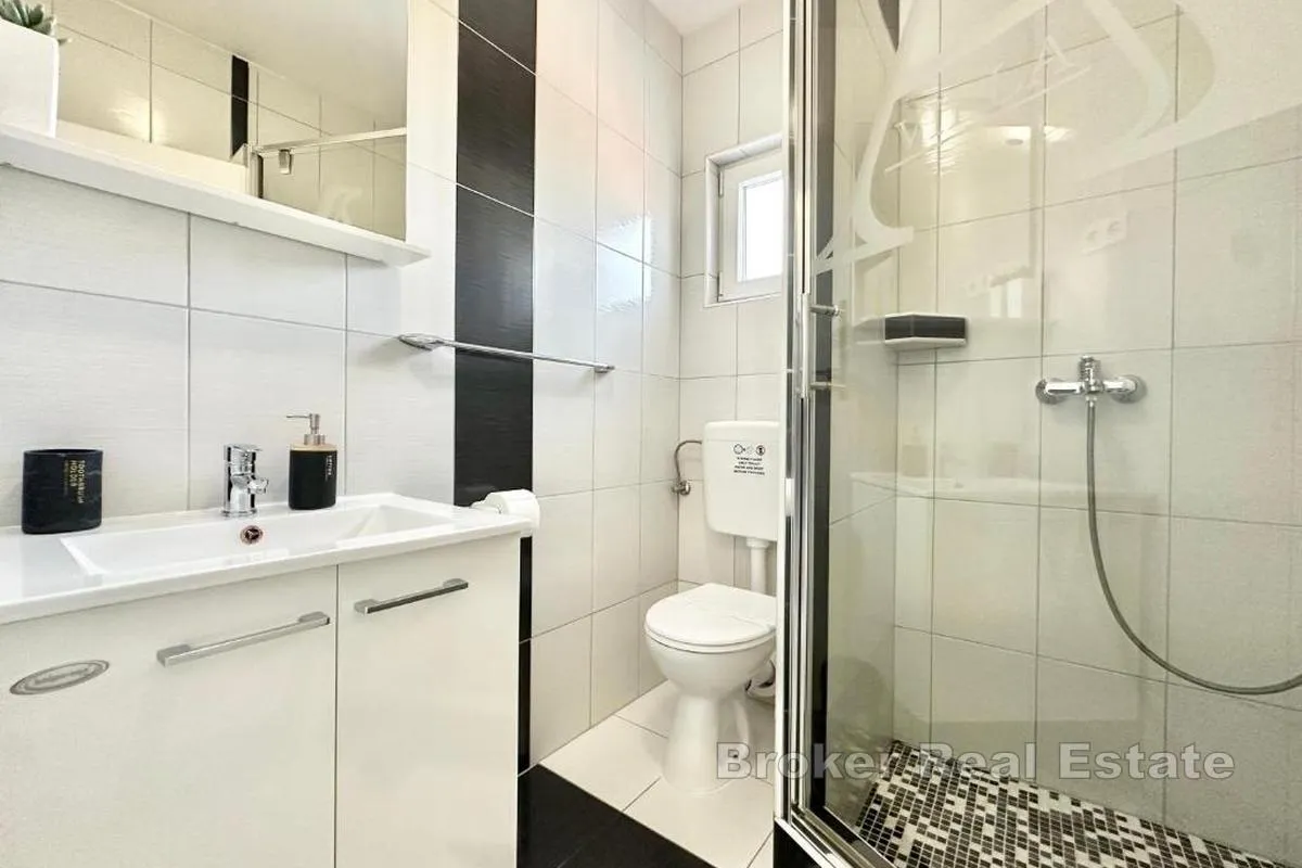 moderna apartmanska kuća s pogledom na more i bazenom - slika 8