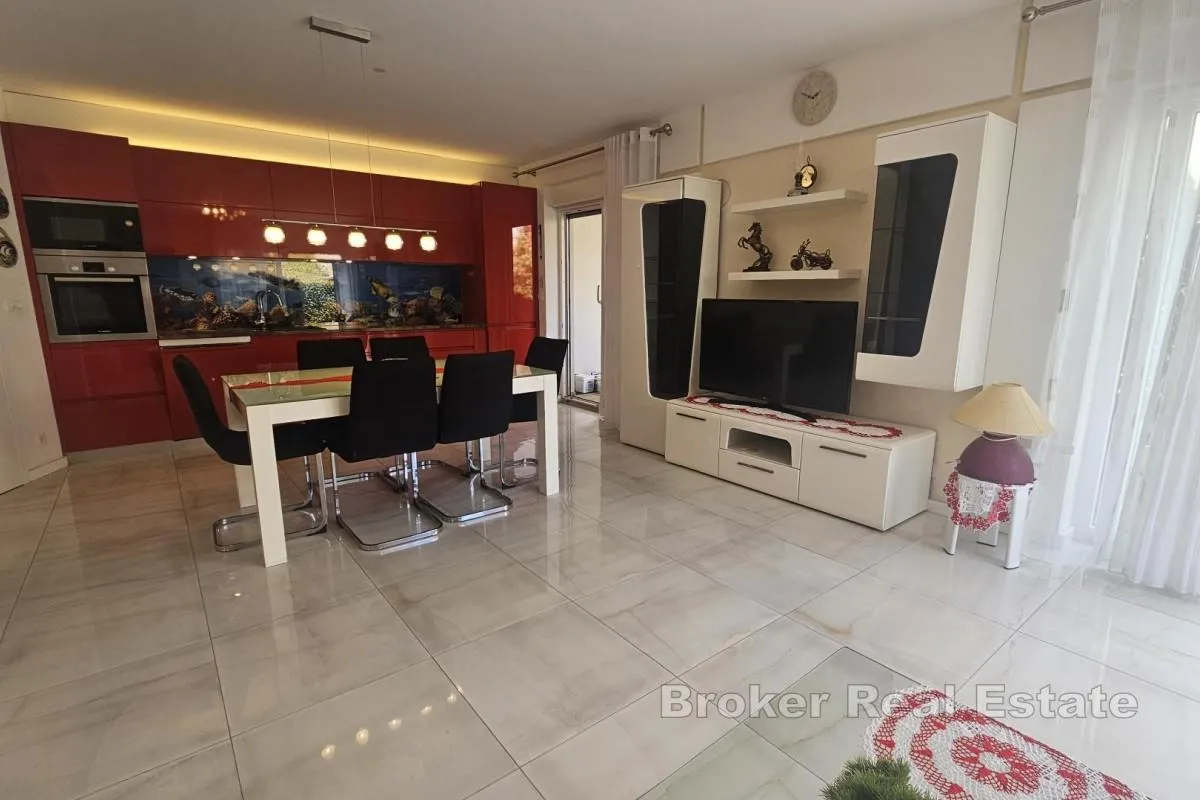 troetažni apartman s bazenom i krovnom terasom - slika 7