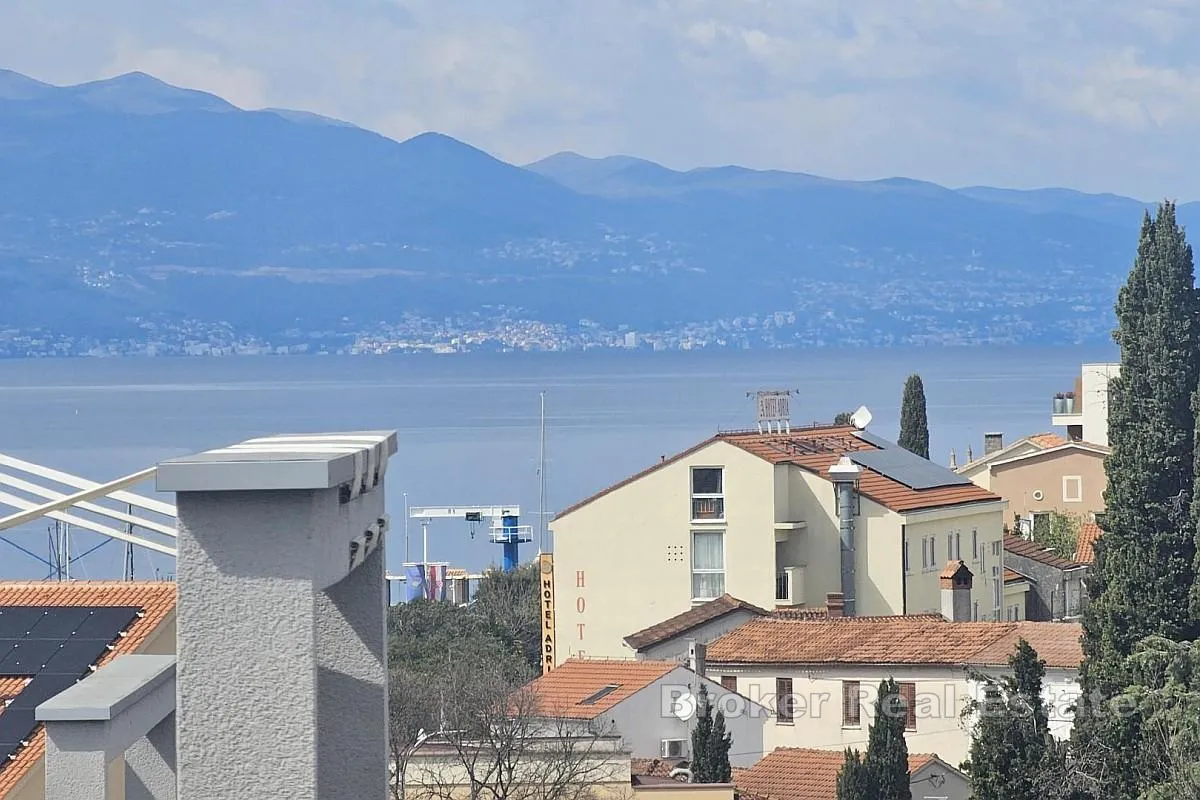 troetažni apartman s bazenom i krovnom terasom - slika 17