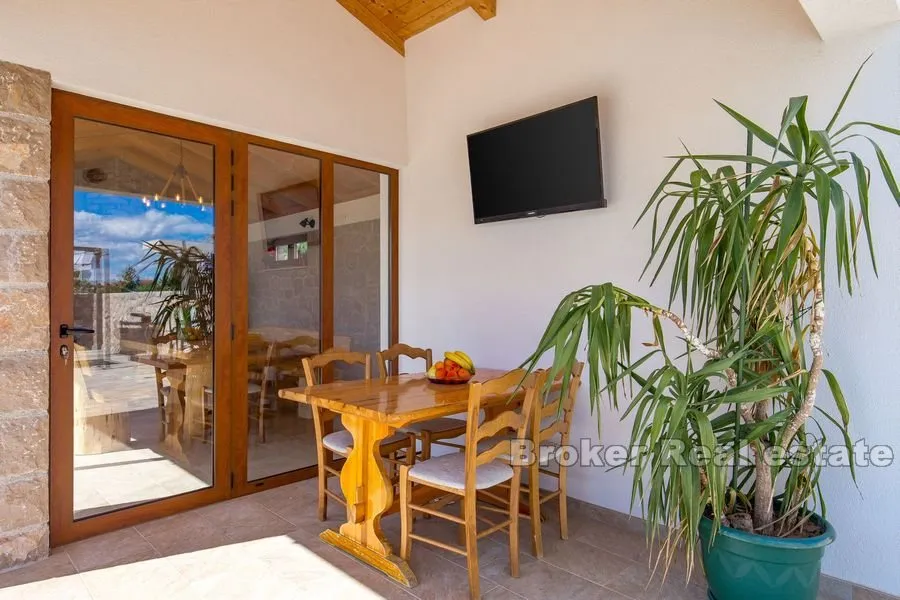prekrasna vila s bazenom - slika 11