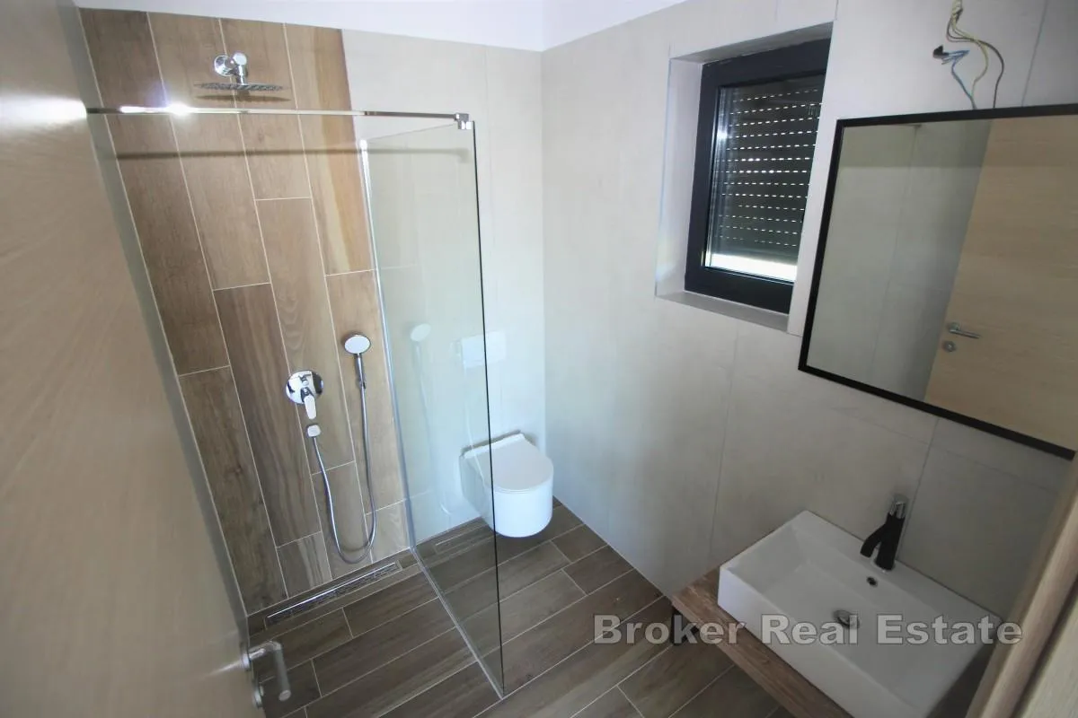 dvoetažni apartman s bazenom u blizini mora - slika 9