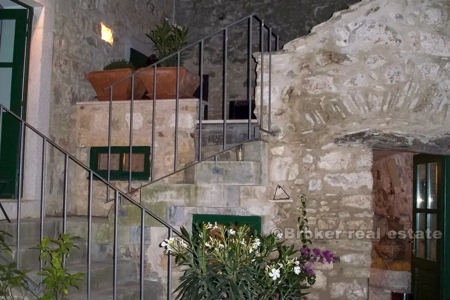 renovirana kamena kuća u samom centru splita - slika 15