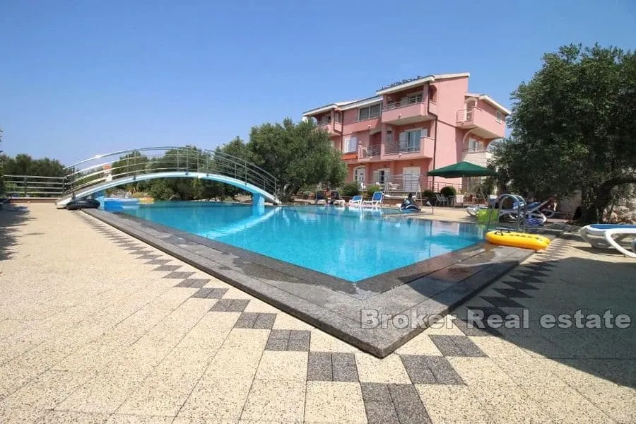 apartmanska kuća s bazenom - slika 1