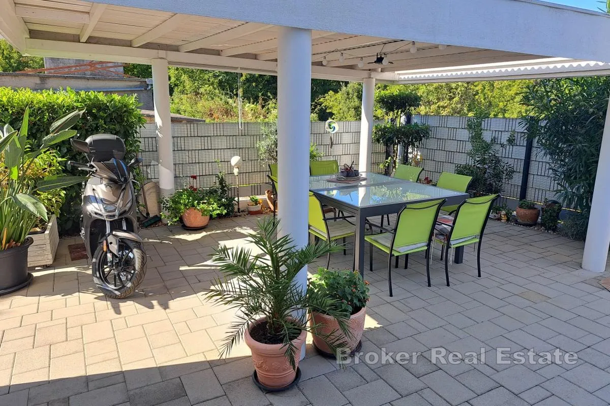 moderan dvosoban apartman s bazenom - slika 11