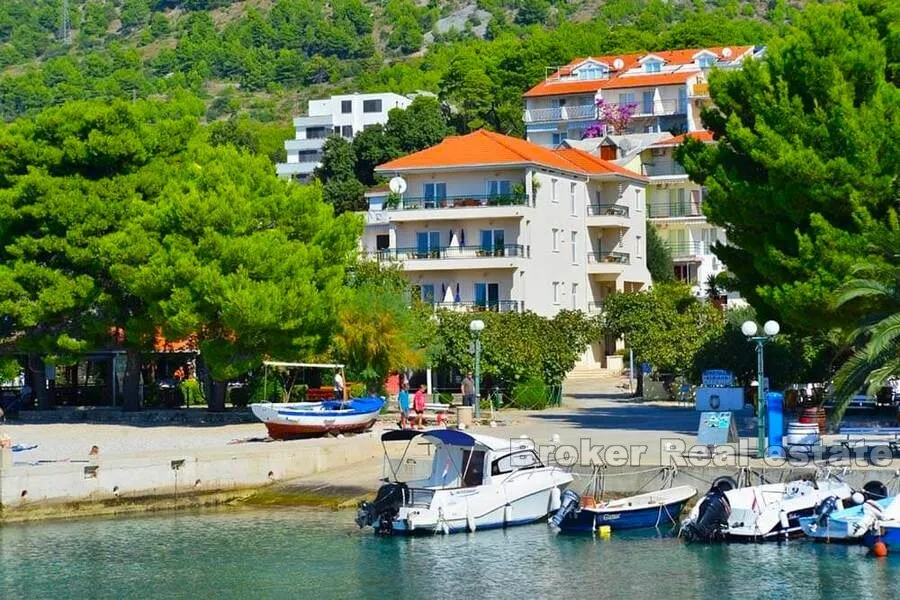 Apartmanski objekt s restoranom prvi red do mora - Makarska