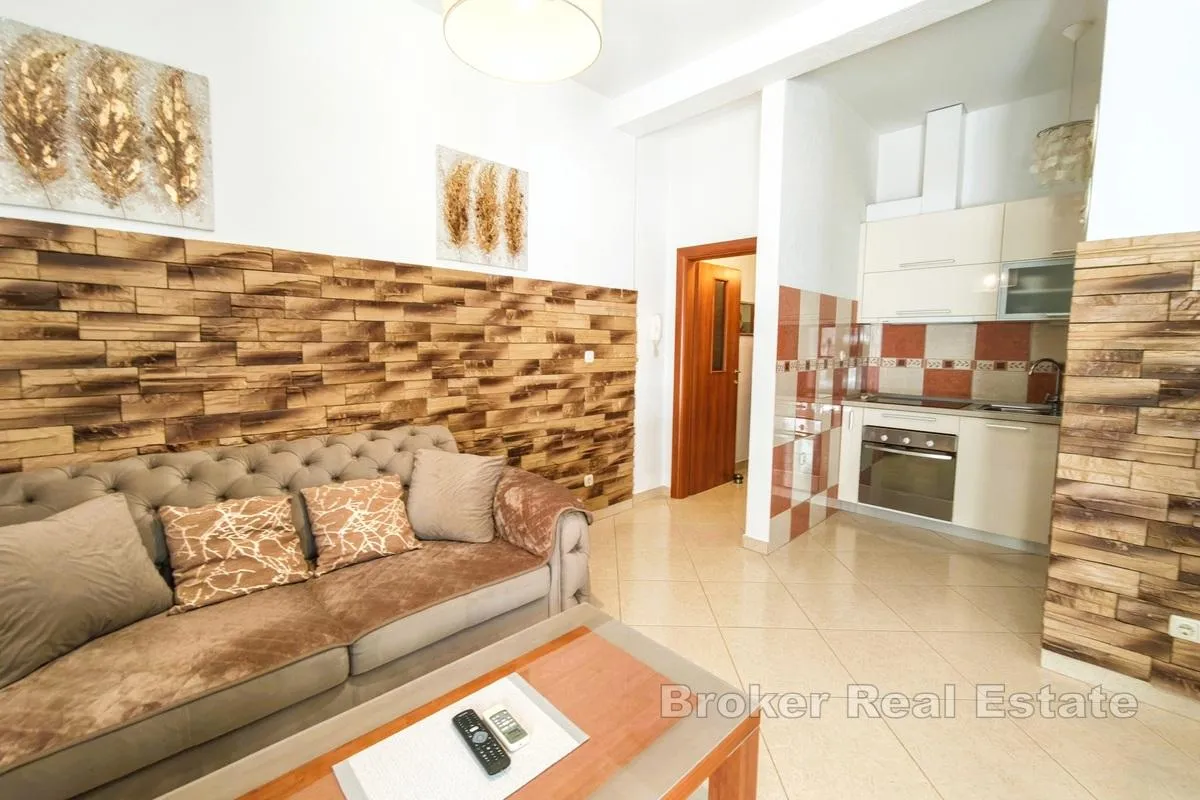 atraktivna apartmanska kuća s pogledom na more - slika 11