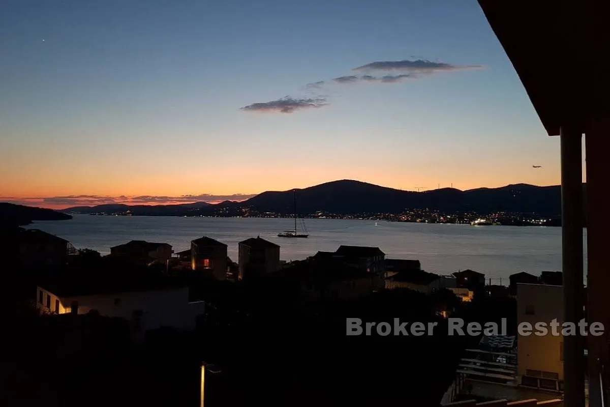 trosobni stan s balkonom i pogledom na more - slika 12