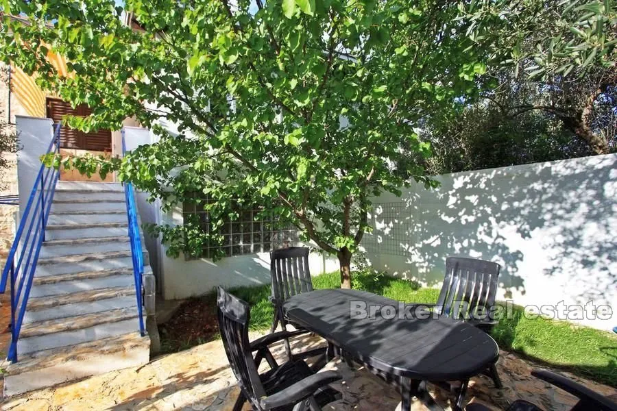 dvojna kuća s tri apartmana - slika 12