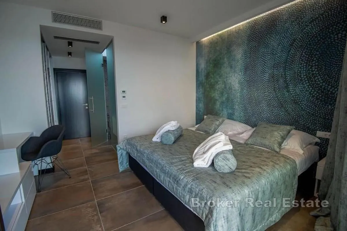 moderna villa s bazenom i pogledom na more - slika 12