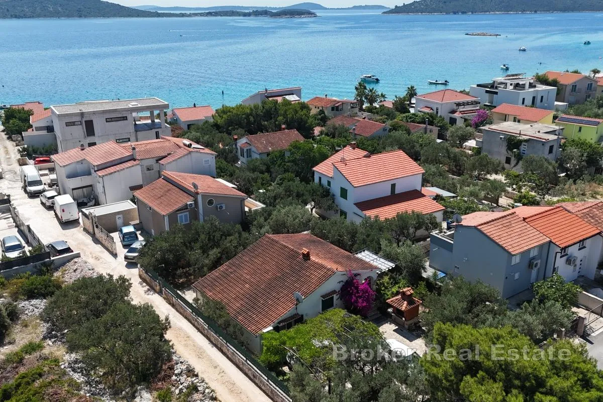 samostojeća kuća s dva stana i velikim potencijalom - slika 10