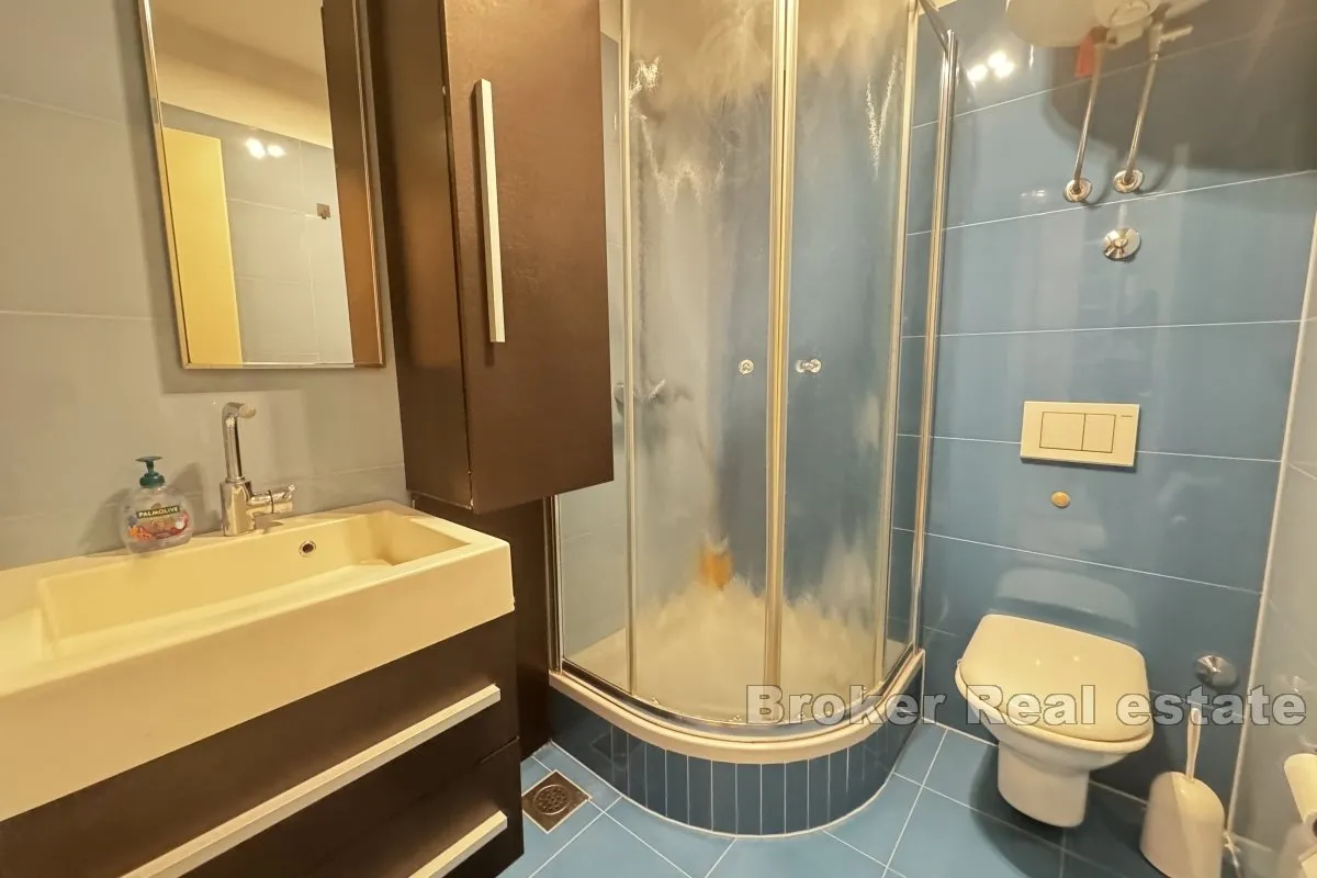 prostran trosoban apartman - slika 10