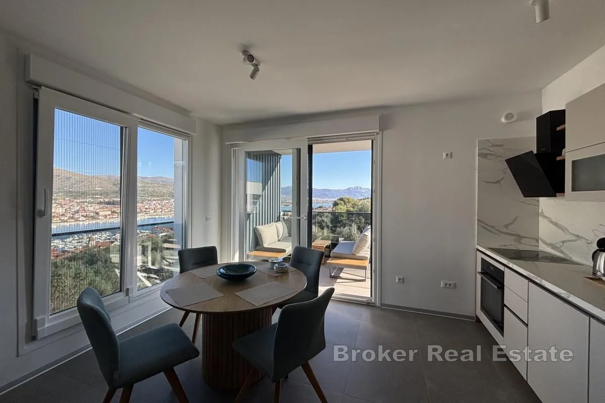 Penthouse stan s pogledom na more i krovnom terasom - Trogir