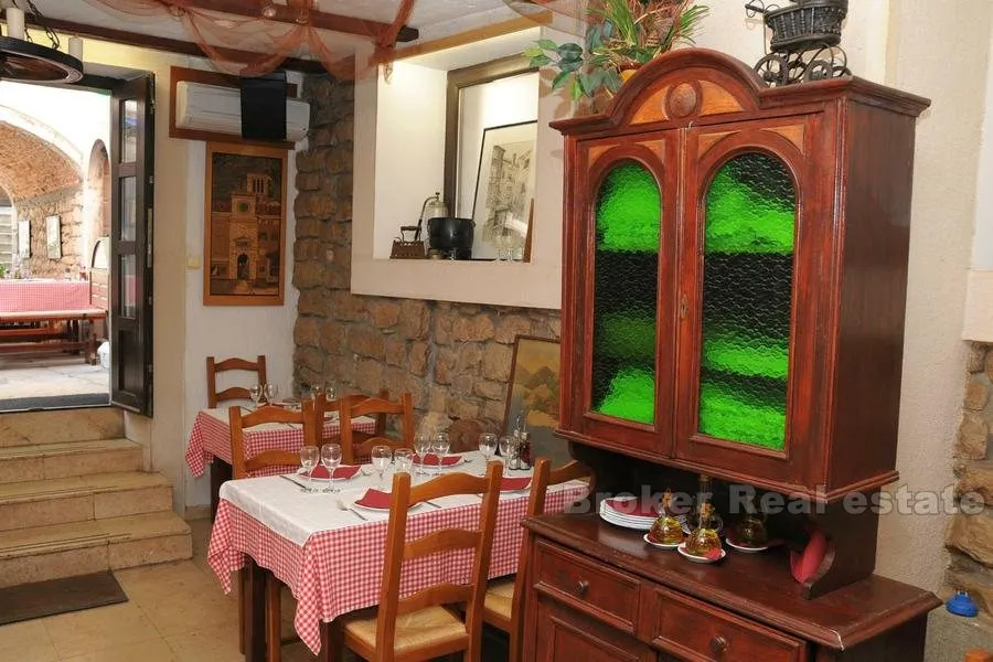 kuća u centru s restoranom, na prodaju - slika 3
