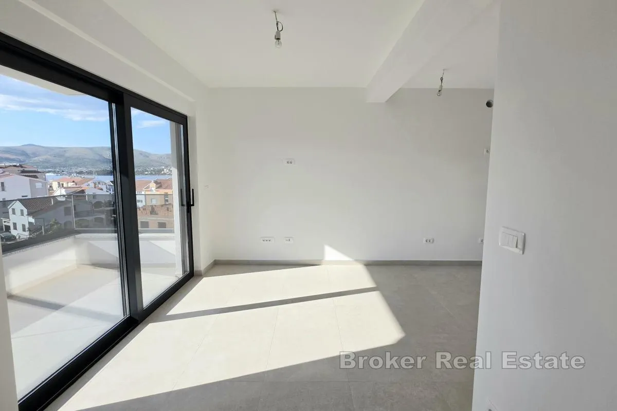dvosobni penthouse s krovnom terasom i pogledom na more - slika 4