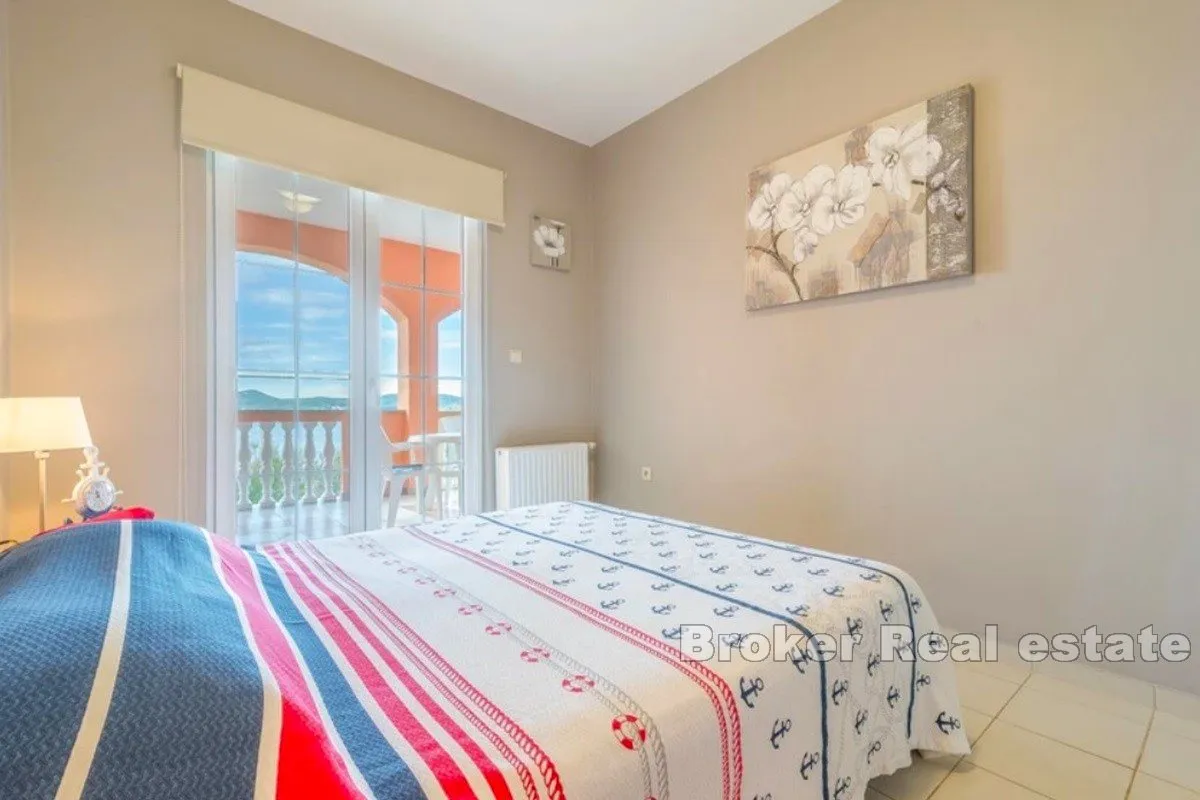 kuća s više apartmana prvi red do mora - slika 17