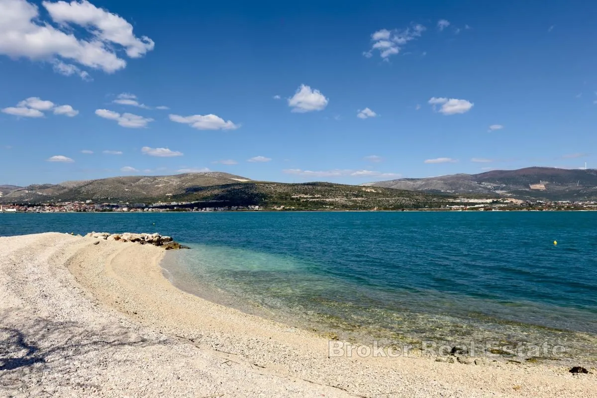 Zemljište s dva objekta, prvi red uz more - Žedno, Trogir