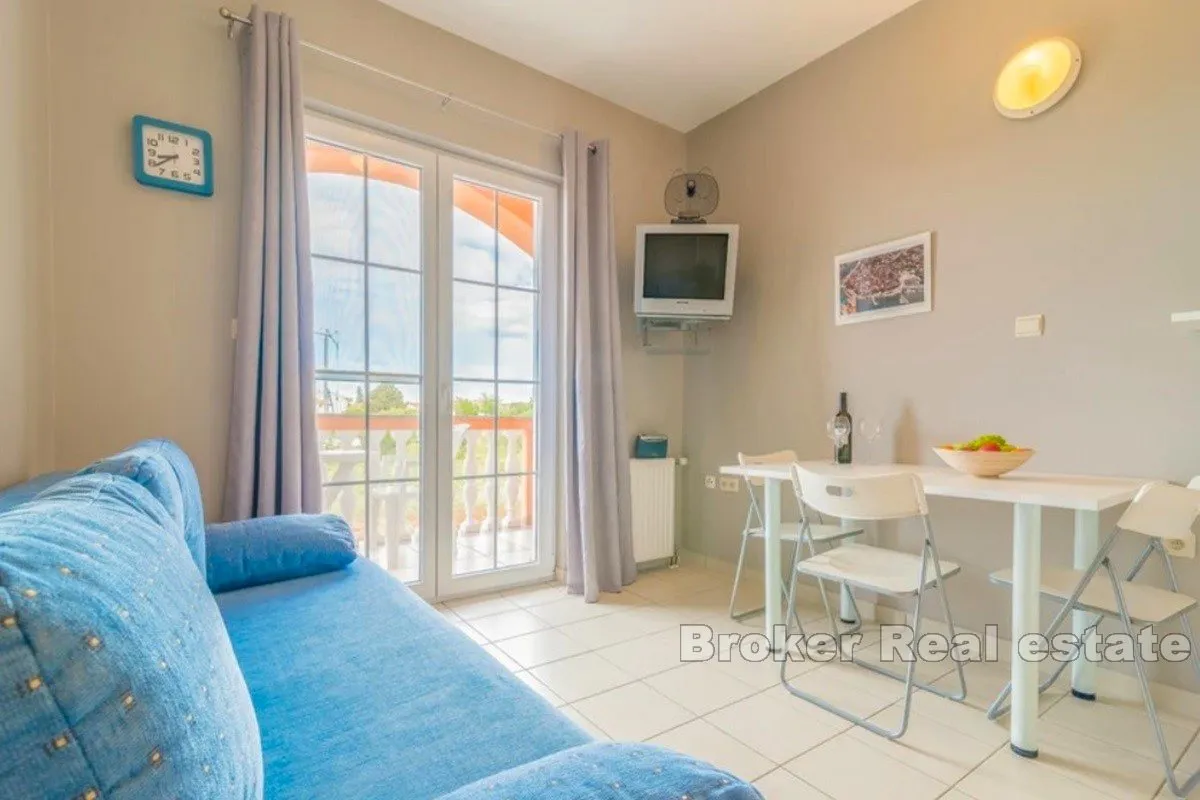 kuća s više apartmana prvi red do mora - slika 12