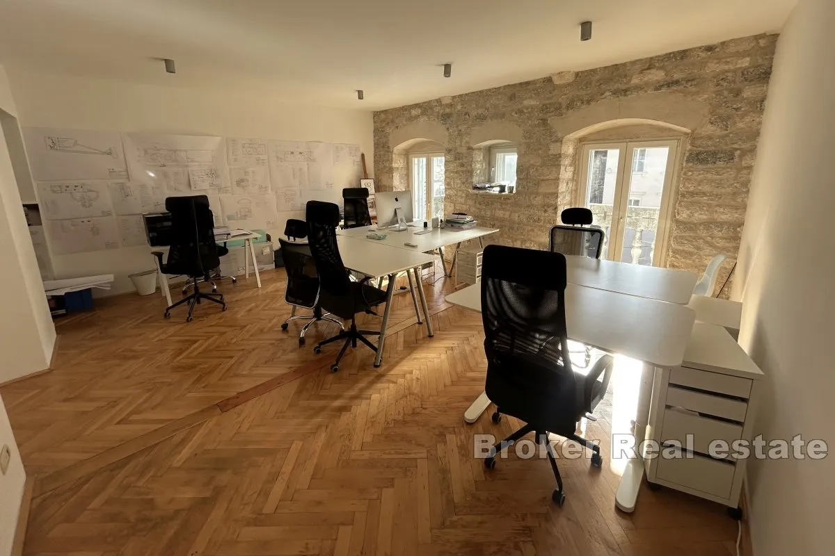 troetažni apartman u centru, na prodaju - slika 3
