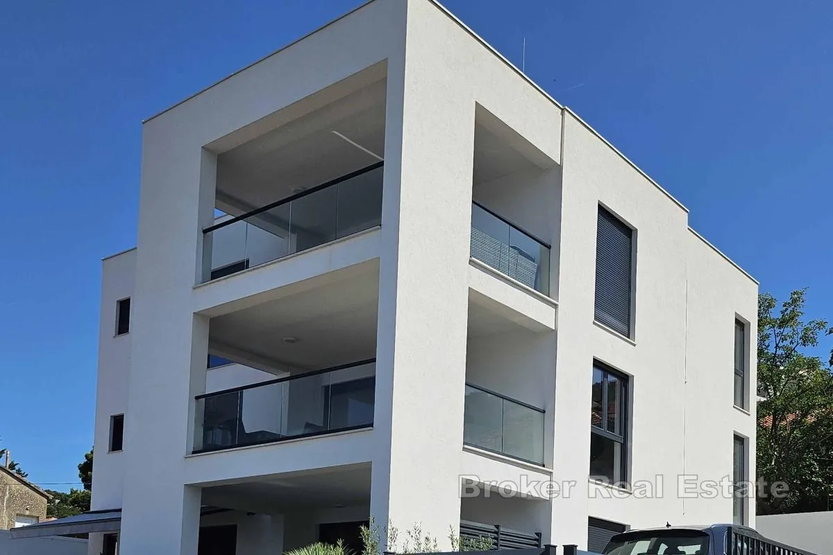 trosobni apartman s pogledom na more - slika 8