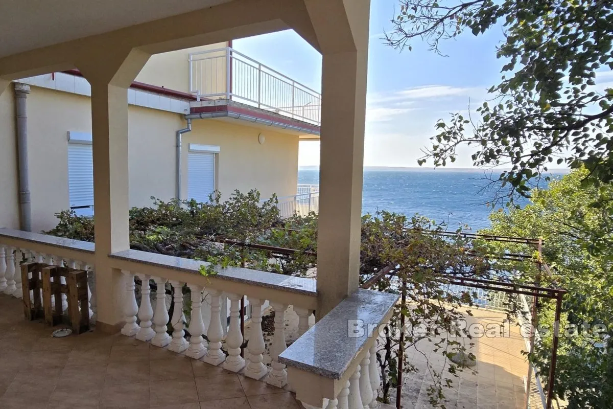 kuća s privatnim pristupom moru i betonskoj plaži - slika 4