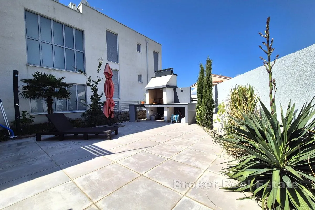 apartman s bazenom i pogledom na more - slika 2