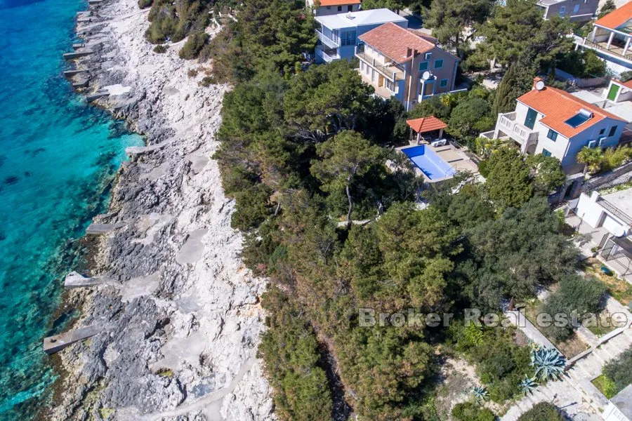 kamena kuća s bazenom, uz more - slika 1