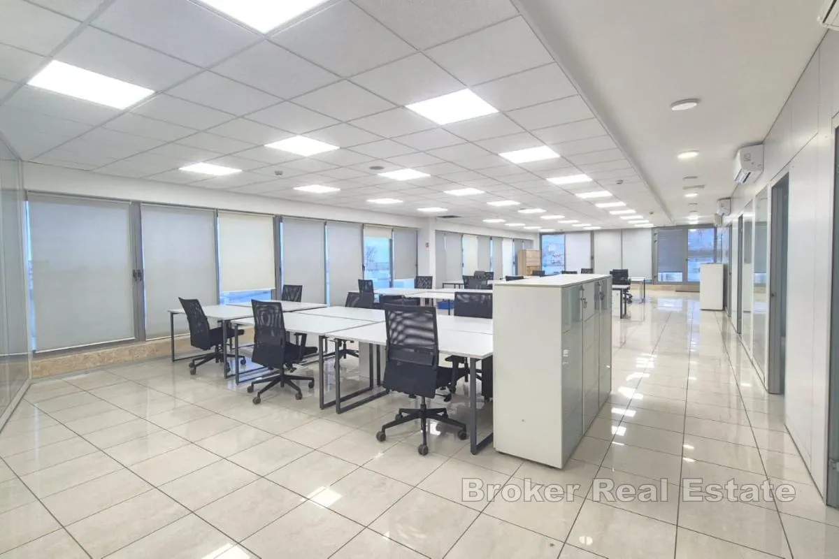 uredski prostor od 365 m² u poslovnoj zgradi - slika 1