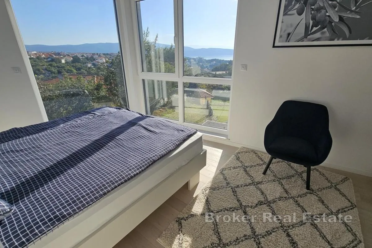 dvoetažni apartman s vrtom - slika 9